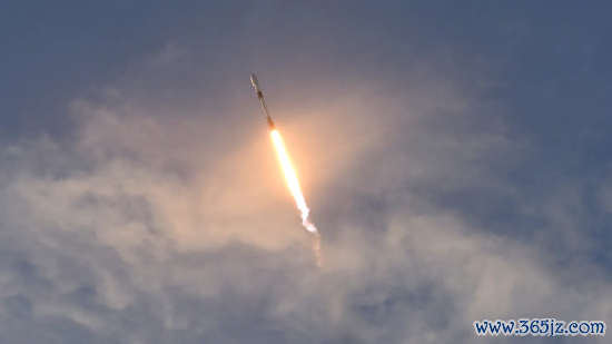 佛罗里达州卡纳维拉尔角，肯尼迪航天中心 39A 辐照台，SpaceX 猎鹰 9 号火箭搭载 60 颗星链卫星起飞，这是星链组网第 13 批卫星，旨在为巨匠提供宽带互联网做事，拍摄于 2020 年 10 月 6 日。